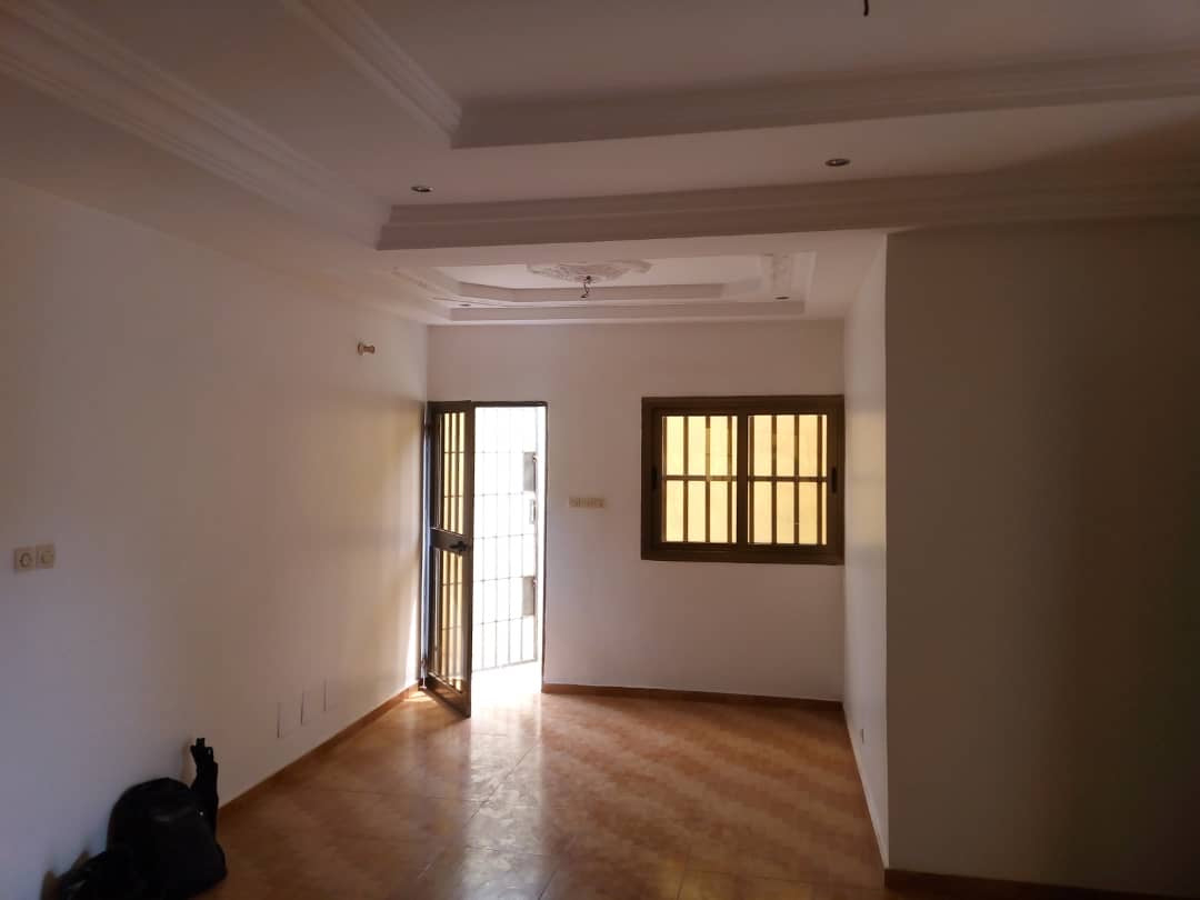 VILLA R+1 DE 10 PIÈCES À VENDRE À ADIDOGOMÉ ASSIYÉYÉ – À 300M DU GOUDRON