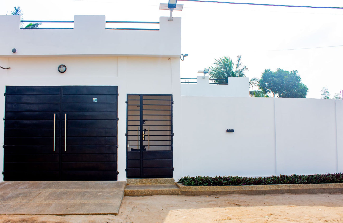 VILLA 3 PIÈCES MEUBLÉE À VENDRE À AGOÈ ZOSSIMÉ – DEMI LOT