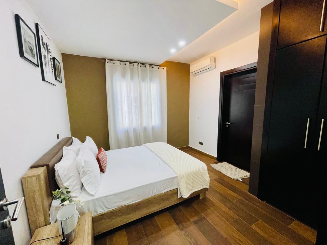 À LOUER : VILLA DUPLEX MEUBLÉ (3 CHAMBRES, BUREAU, GARAGE 2 VOITURES)