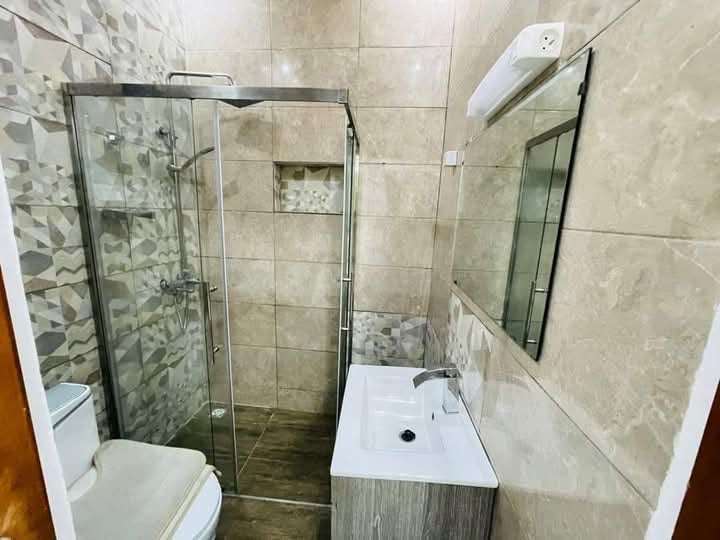 À LOUER – VILLA MEUBLÉE 5 PIÈCES (3 CHAMBRES, 2 SALONS) HAUT STANDING À AGOE RÉSERVE