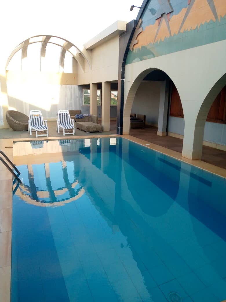VILLA 7 PIÈCES AVEC PISCINE À VENDRE À AGOÈ CARREFOUR BLEU – 600 m²