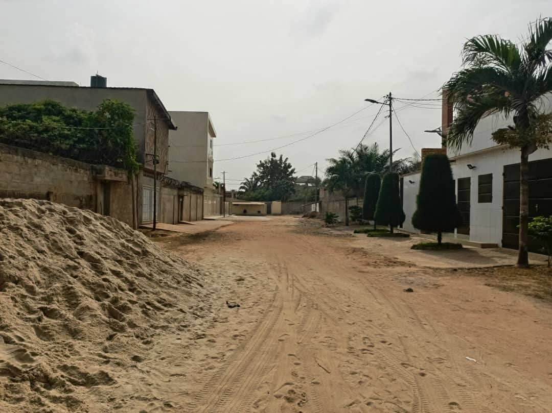 LOMÉ – TERRAIN À VENDRE À AMADAHOMÉ, À 150 M DU GOUDRON
