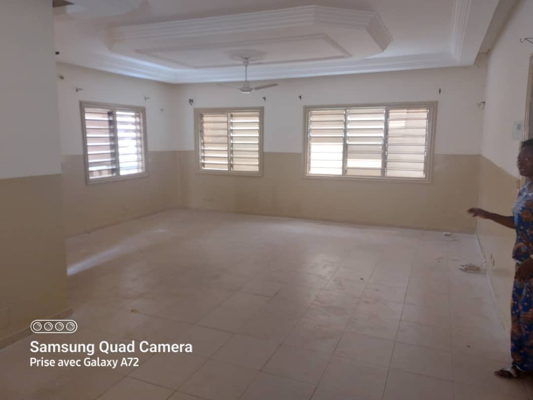 VILLA 4 PIÈCES À VENDRE À AGOÈ ASSIYEYE – DEMI LOT | TITRE FONCIER