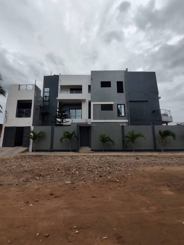 VILLA DUPLEX À LOUER À HÉDZRANAWOÉ AÉROPORT (4 CHAMBRES, 1 GARAGE)