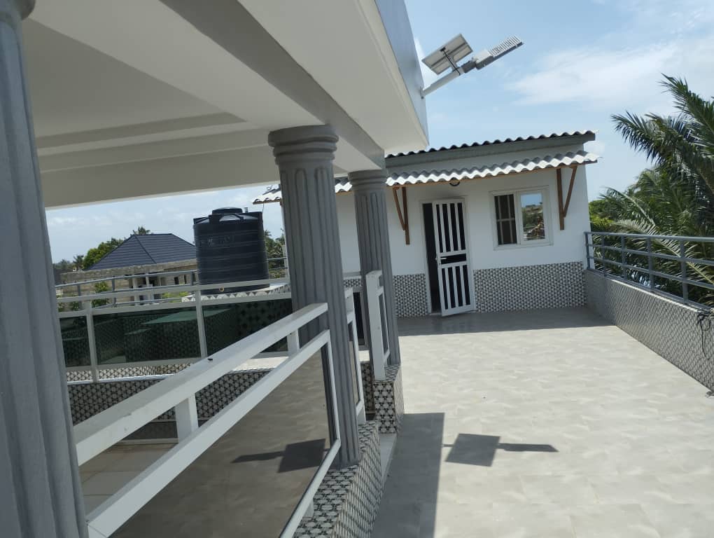 À VENDRE : VILLA DUPLEX DE 5 PIÈCES SUR 300 m² À AGBATA (CÔTÉ NON PLAGE)