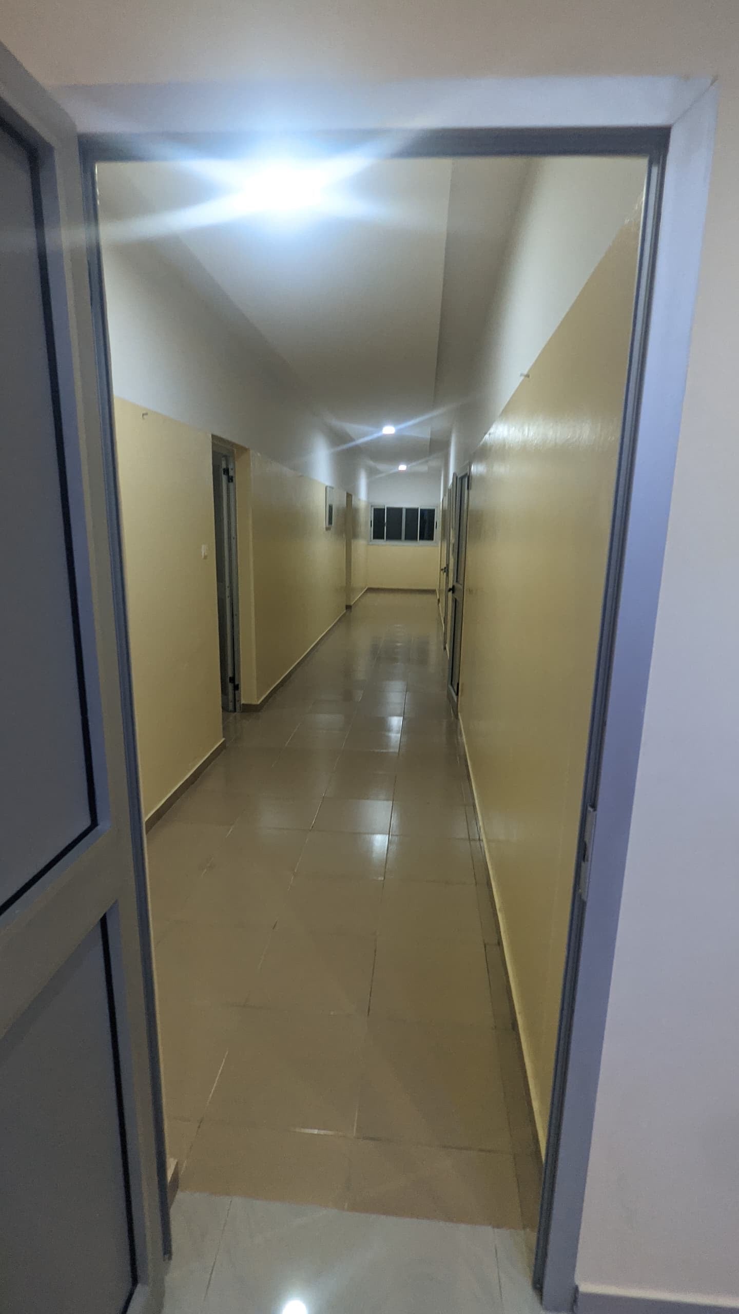 À LOUER – APPARTEMENT MEUBLÉ DE 4 PIÈCES AVEC GARAGE PRIVÉ À ADIDOGOMÉ