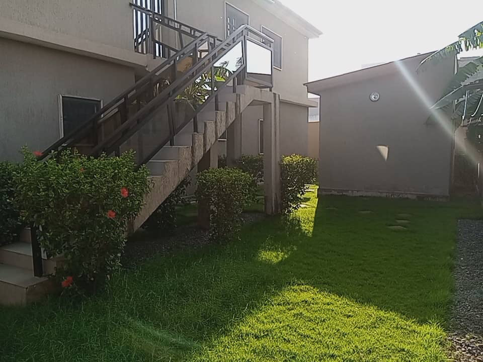 À VENDRE – VILLA DUPLEX MEUBLÉE 9 PIÈCES (7 CHAMBRES, 2 SALONS) À BAGUIDA CITÉ BOAD