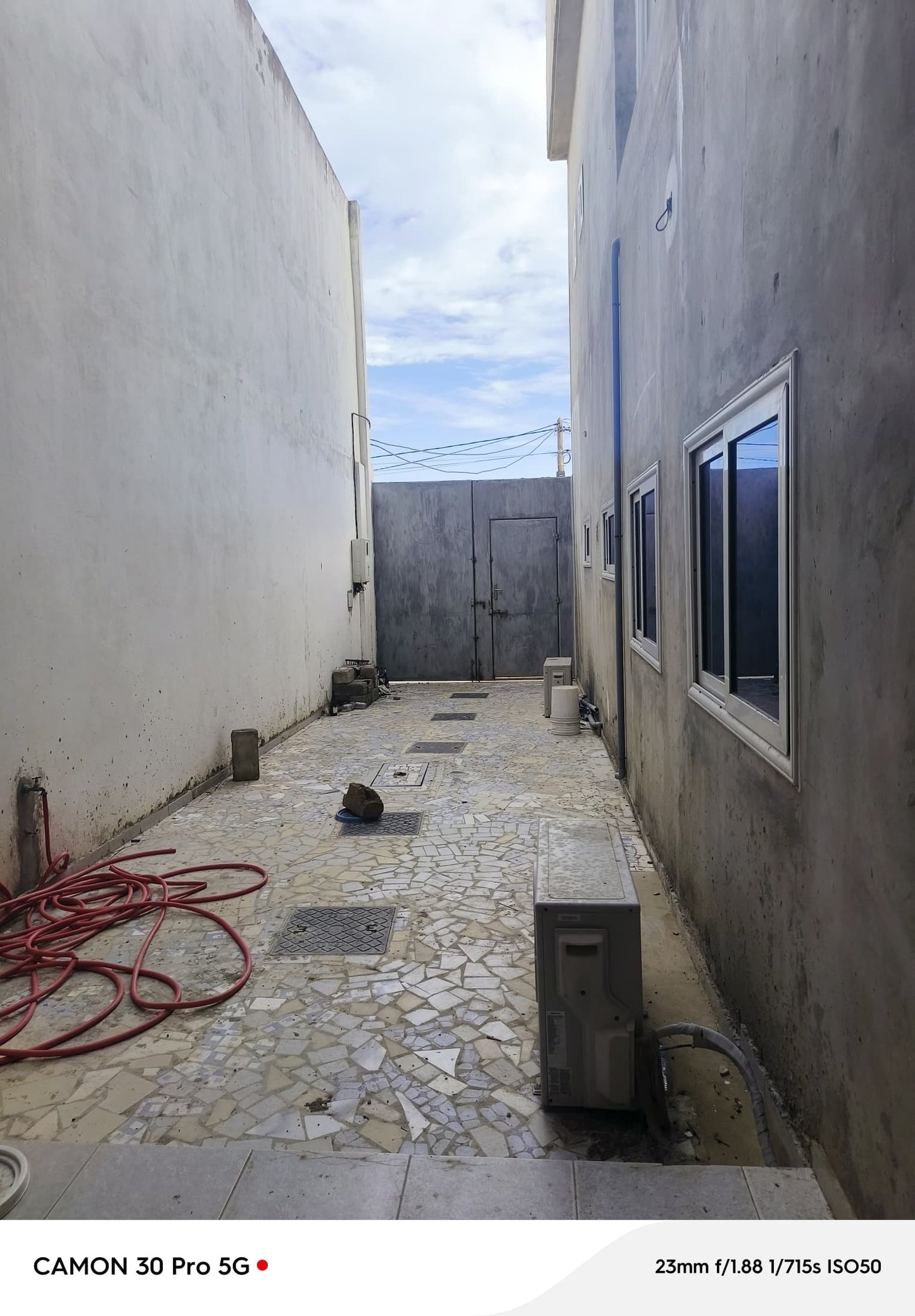 À VENDRE UN RESTAURANT TOUT EN BAIES VITRÉES BÂTI SUR UN LOT EN ANGLE DE RUE À 50M DU GOUDRON AVEC VUE SUR LA MER À BAGUIDA - 3 NIVEAUX, 6 TOILETTES, 2 BARS