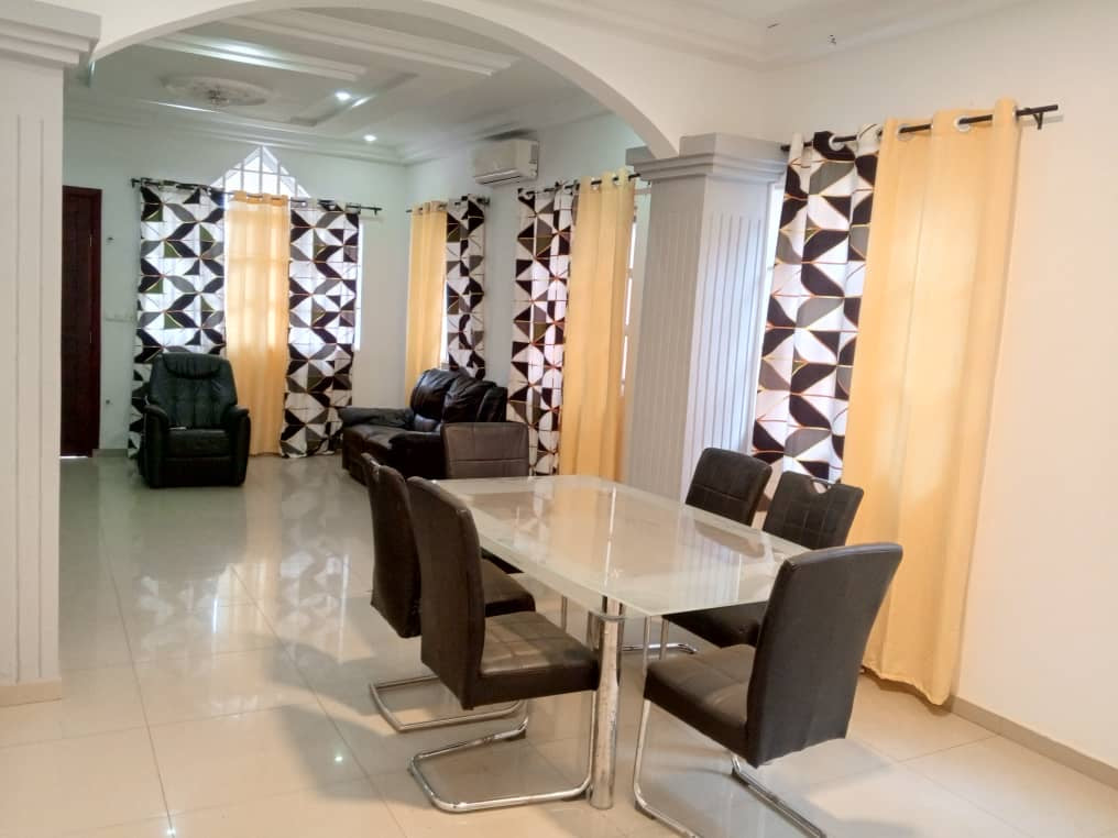 À LOUER – VILLA MEUBLÉE DE 5 PIÈCES À AGOÈ FIL O PARC – 100M DU GOUDRON – 300.000F CFA/MOIS