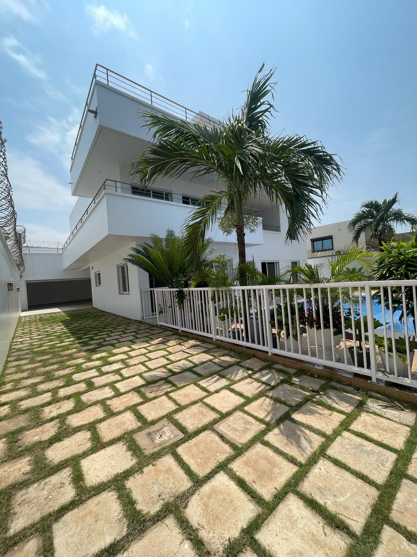 VILLA 5 CHAMBRES AVEC PISCINE À LOUER À LOMÉ - KODJOVIAKOPÉ (MEUBLÉE & NON MEUBLÉE)