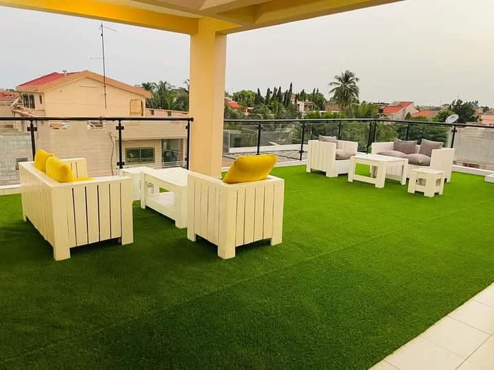 À LOUER – VILLA MEUBLÉE 5 PIÈCES (3 CHAMBRES, 2 SALONS) HAUT STANDING À AGOE RÉSERVE