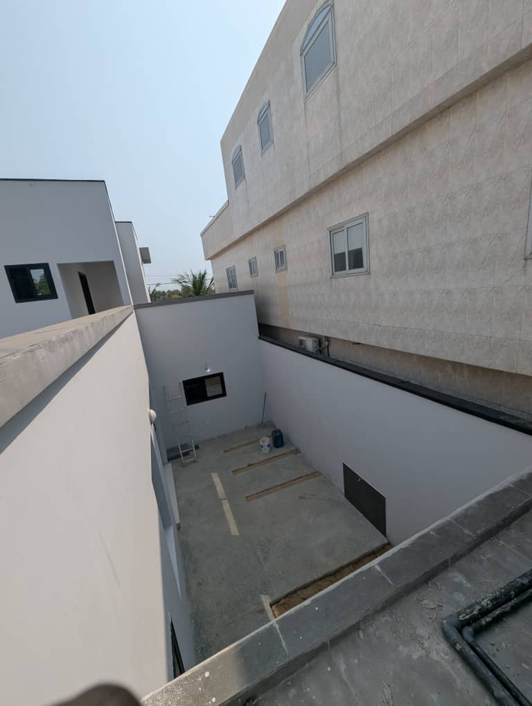 À VENDRE – VILLA 4 PIÈCES (3 CHAMBRES + SALON) AVEC TITRE FONCIER DANS LA CITÉ BAGUIDA – 105 MILLIONS FCFA