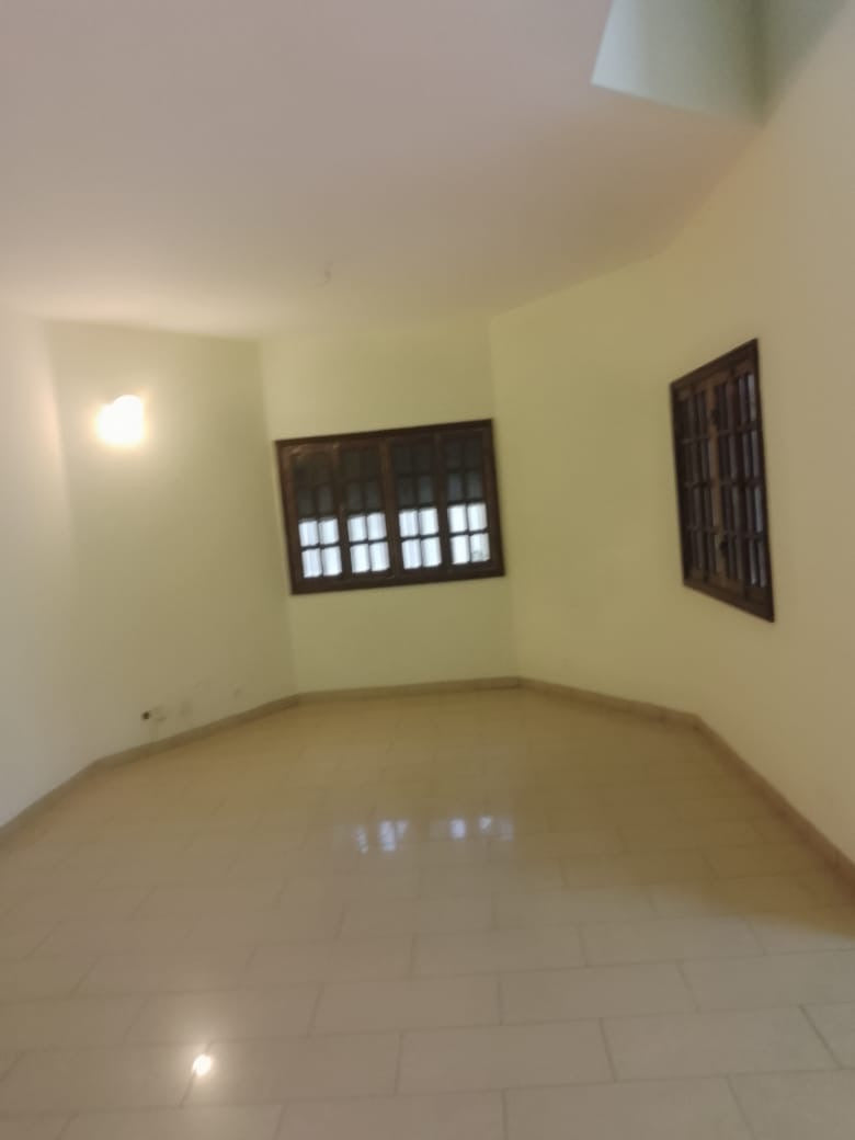 VILLA R+1 EN ANGLE DE RUE À VENDRE À HEDZRANAWOÉ – 4 CHAMBRES, 2 SALONS – 90 MILLIONS