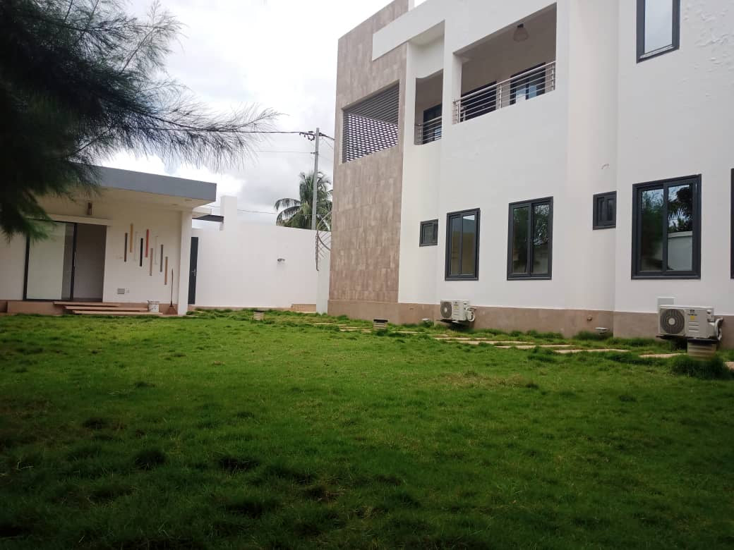 VILLA DE 11 PIÈCES À LOUER À ADIDOGOMÉ – IDÉALE POUR HABITATION OU SIÈGE D’ENTREPRISE