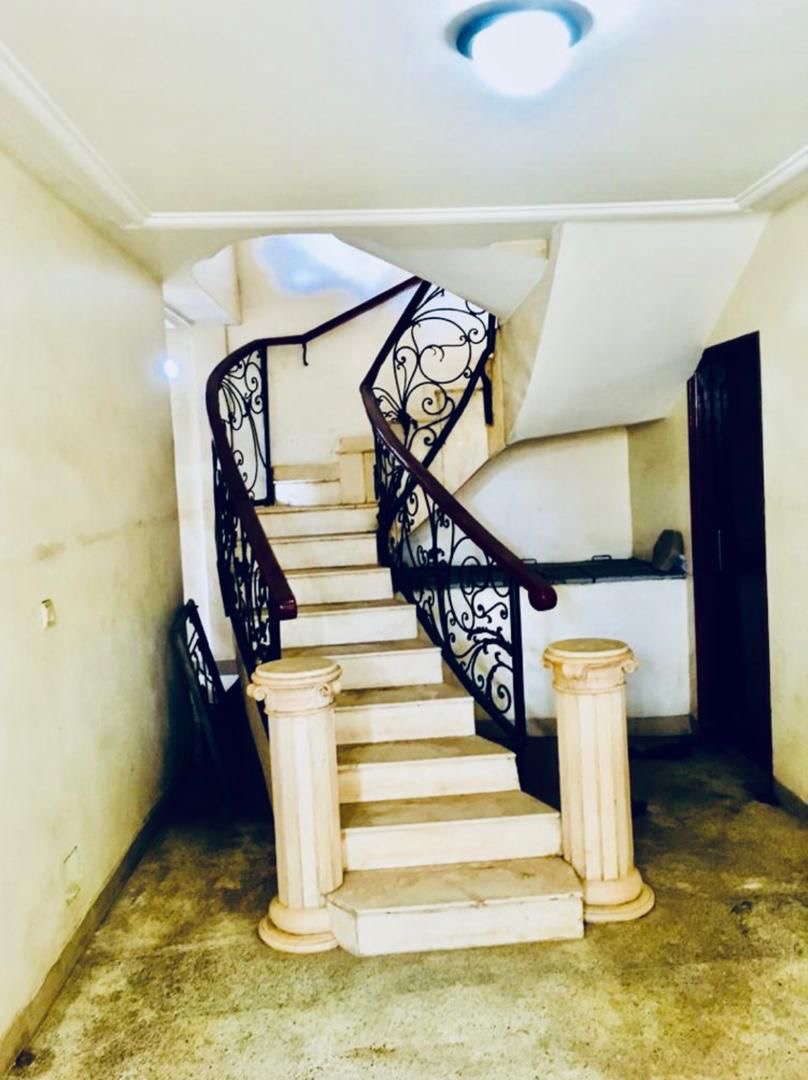 VILLA 8 PIÈCES À VENDRE À NUKAFU – 50M DU GOUDRON – ANGLE DE RUE