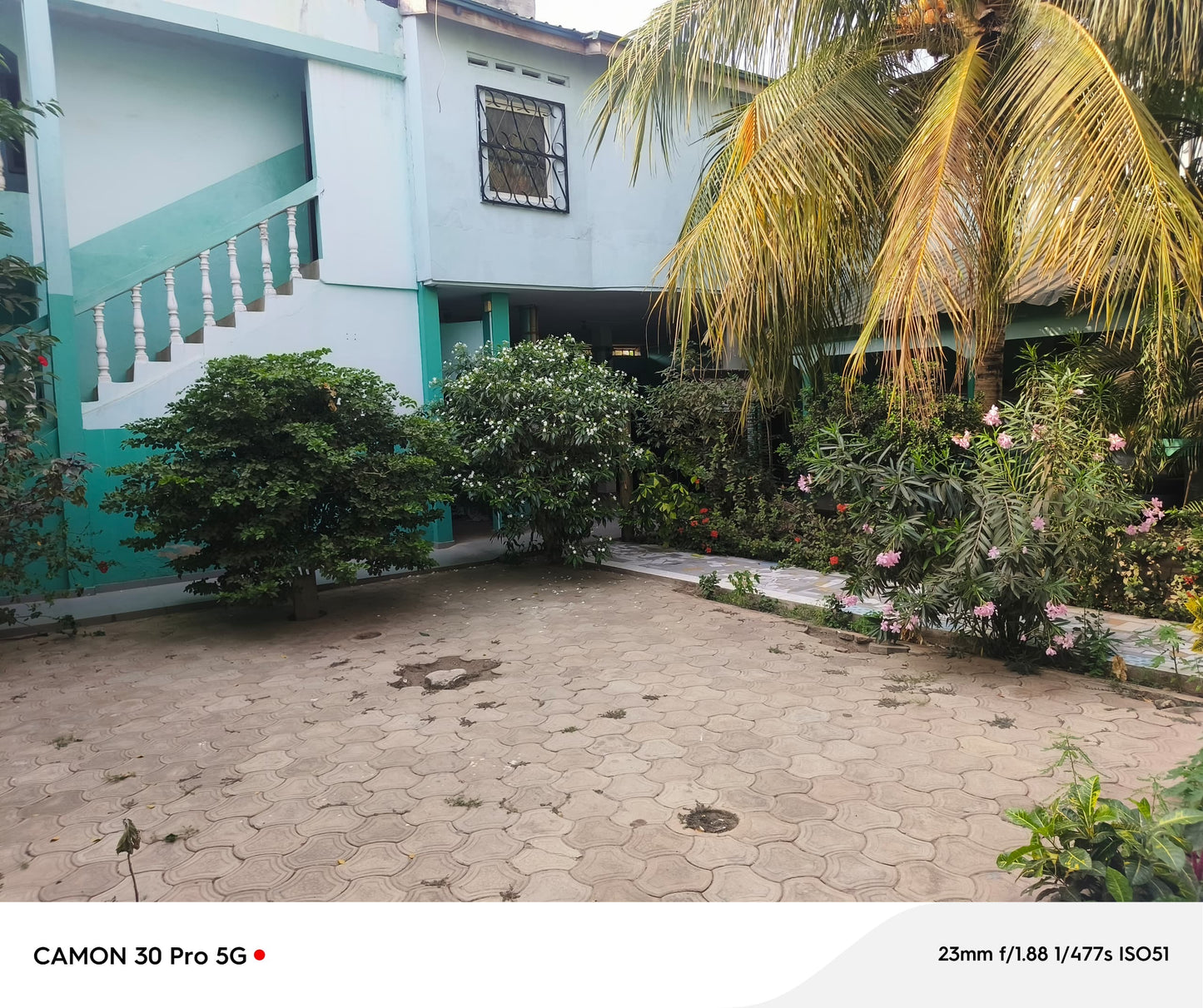 À VENDRE – RÉSIDENCE DUPLEX DE 25 PIÈCES SUR 2 LOTS À ADIDOGOMÉ SAGBADO – 450 MILLIONS FCFA (À DÉBATTRE)