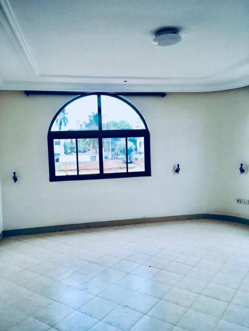 VILLA 8 PIÈCES À VENDRE À NUKAFU – 50M DU GOUDRON – ANGLE DE RUE