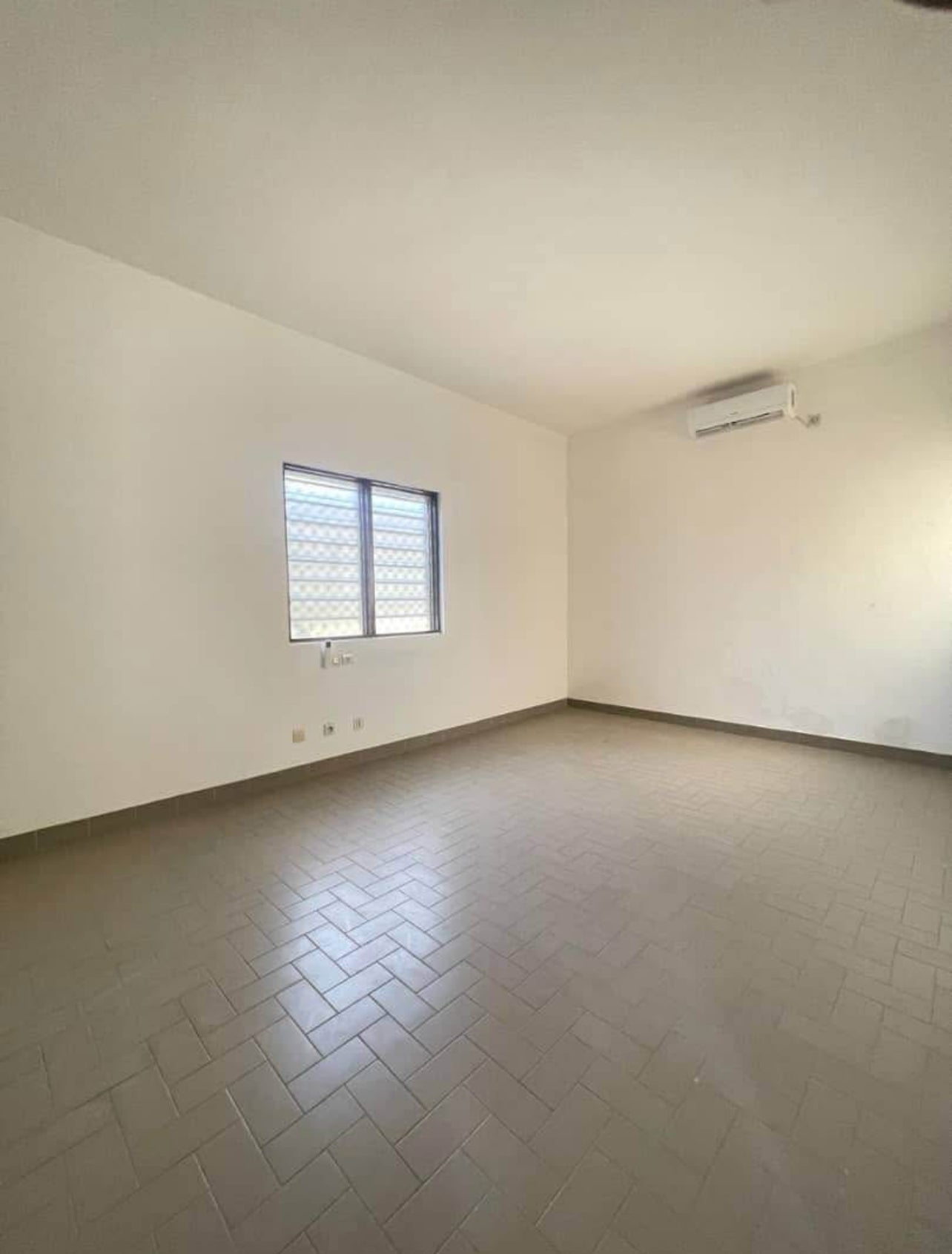 À LOUER – VILLA DE 7 PIÈCES AVEC JARDIN ET GARAGE À DJIDJOLÉ PHARMACIE | 450 000 FCFA/MOIS