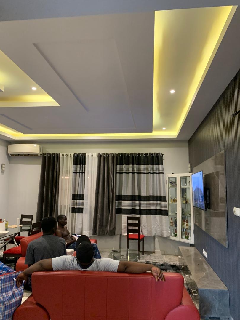VILLA DE 2 CHAMBRES À VENDRE À LA CITÉ MOKPOKPO, ADIDOGOMÉ – DEMI LOT ANGLE RUE