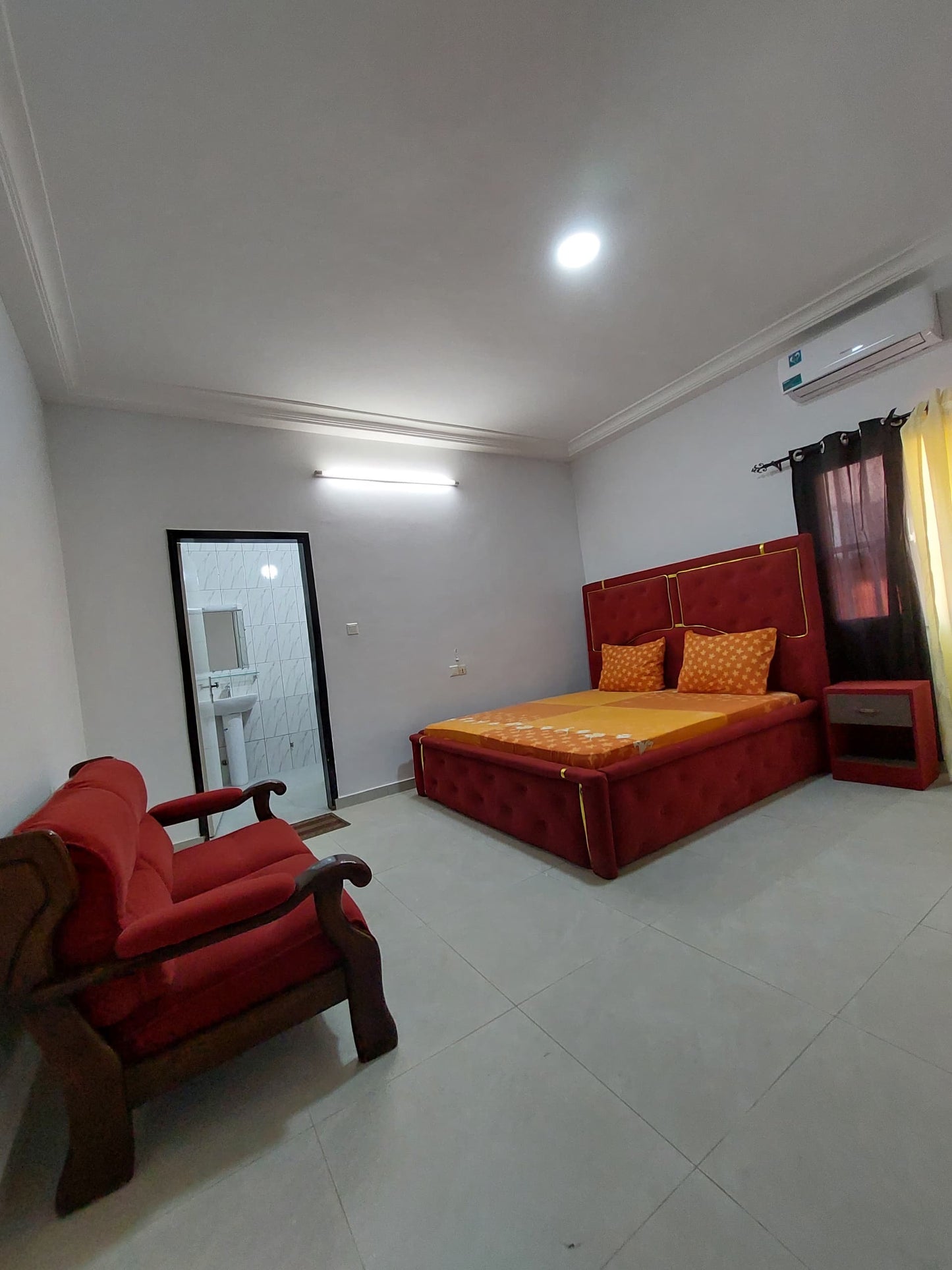 À LOUER – VILLA MEUBLÉE 4 PIÈCES (3 CHAMBRES SALON) AVEC PISCINE ET JARDIN À KPOGAN