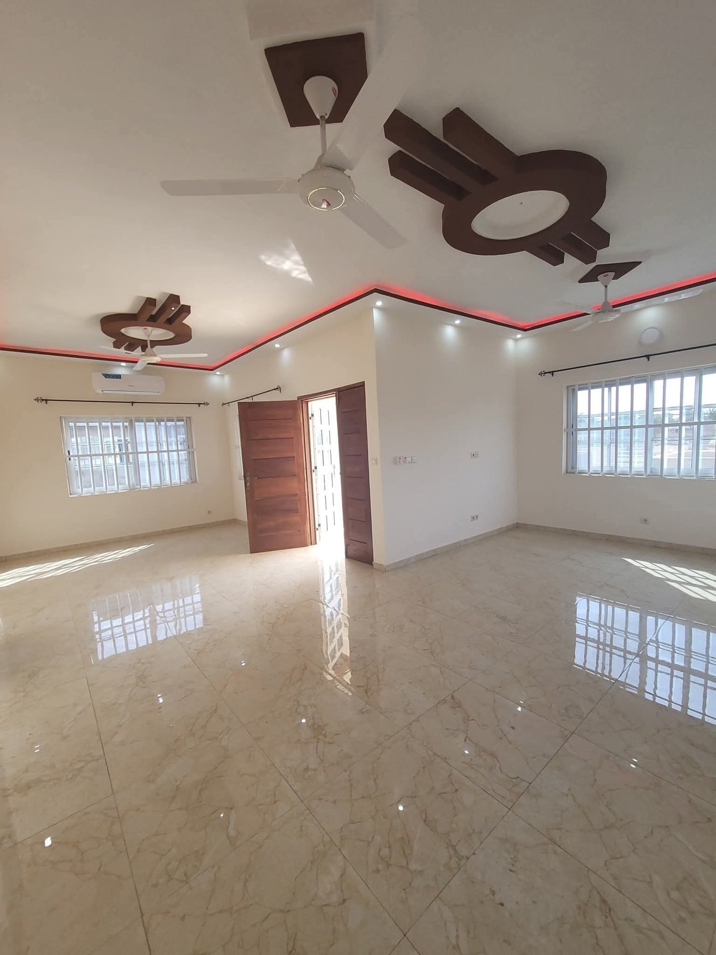 VILLA DUPLEX À VENDRE À AGOÈ – 6 CHAMBRES, 2 SALONS – 55 MILLIONS (FRAIS INCLUS)