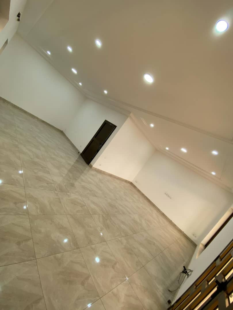 VILLA 9 PIÈCES À LOUER À TOTSI-ADIDOADIN – 350M DU GOUDRON