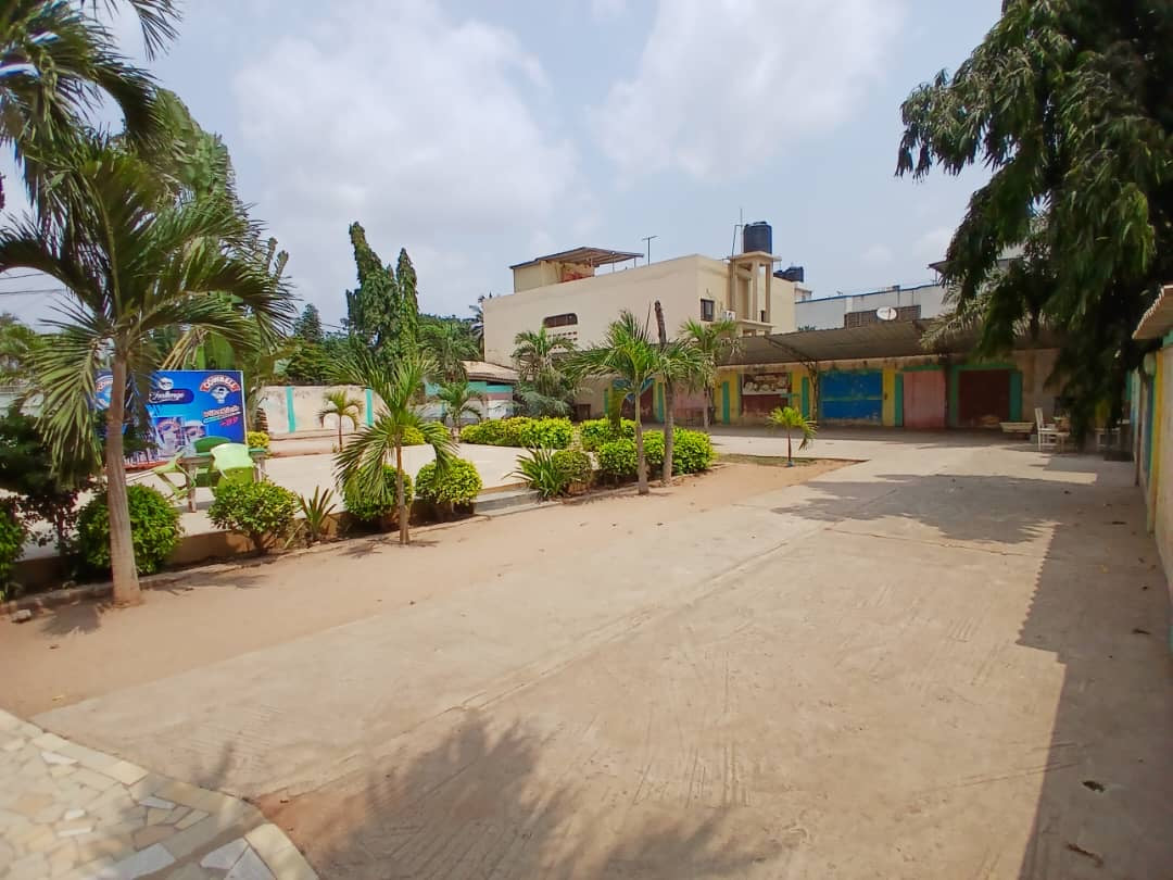 À VENDRE – GRAND HÔTEL OPÉRATIONNEL DE 04 LOTS À DJIDJOLÉ