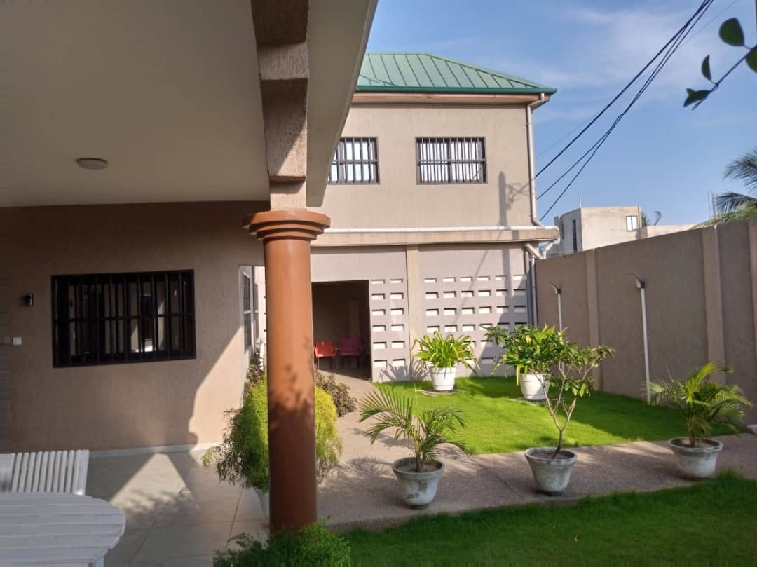À VENDRE – VILLA DUPLEX MEUBLÉE 9 PIÈCES (7 CHAMBRES, 2 SALONS) À BAGUIDA CITÉ BOAD