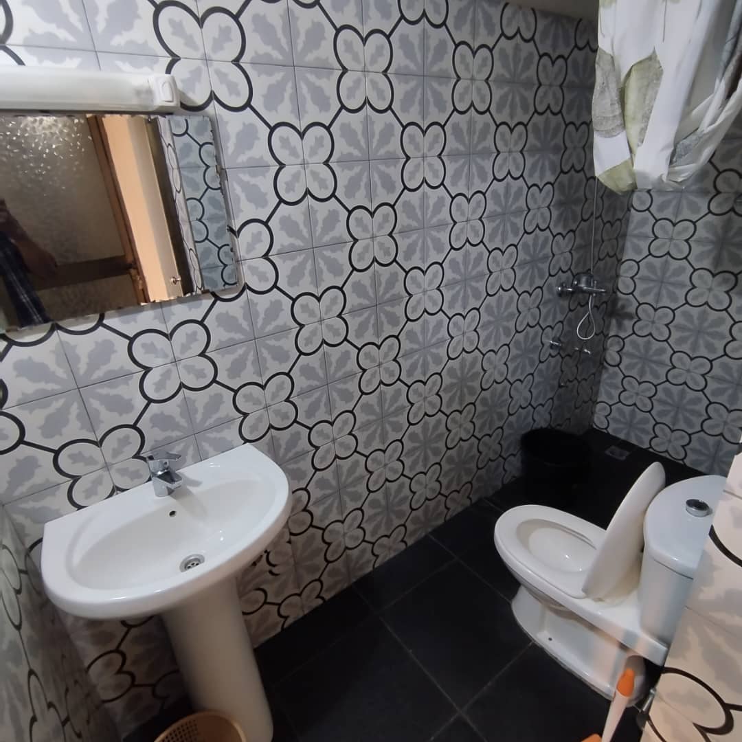 À LOUER – VILLA MEUBLÉE DE 4 PIÈCES AVEC JARDIN À AGOÈ CACAVELI – 500.000F CFA/MOIS