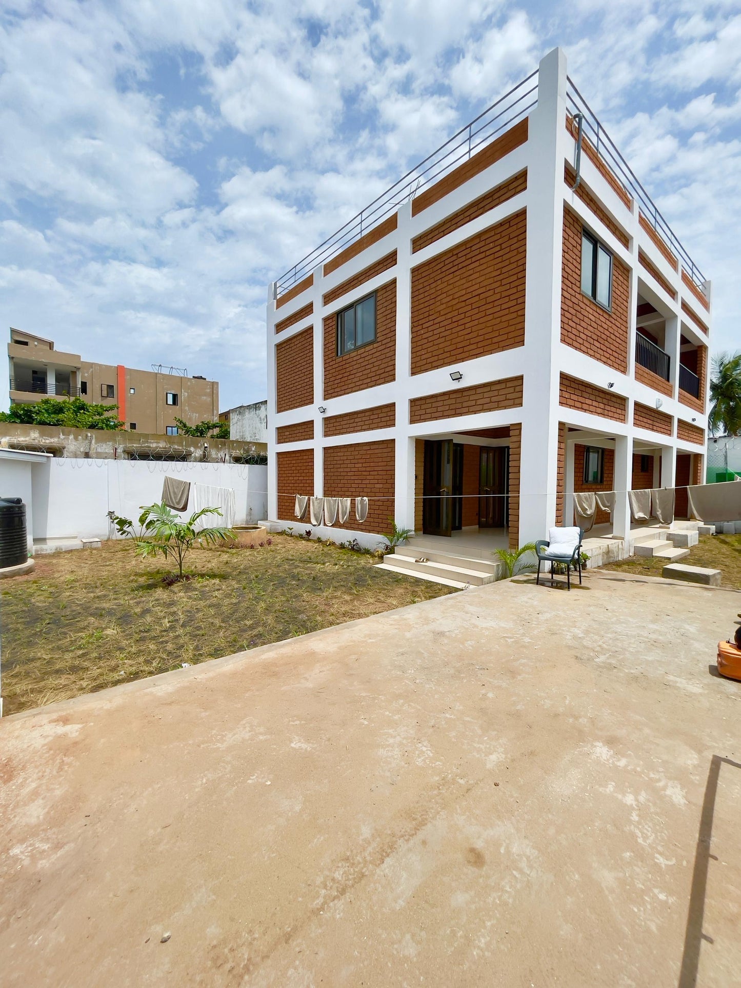 VILLA 4 PIÈCES À LOUER À NYÉKONAKPOÈ – À 40M DU GOUDRON