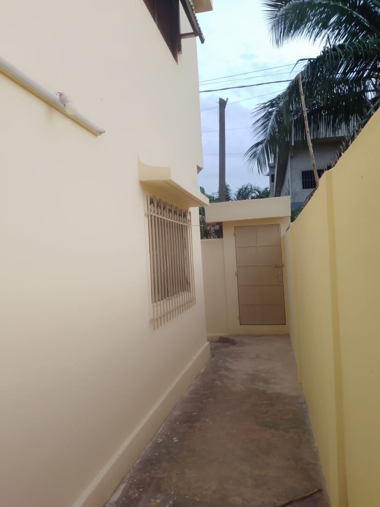 VILLA R+1 EN ANGLE DE RUE À VENDRE À HEDZRANAWOÉ – 4 CHAMBRES, 2 SALONS – 90 MILLIONS