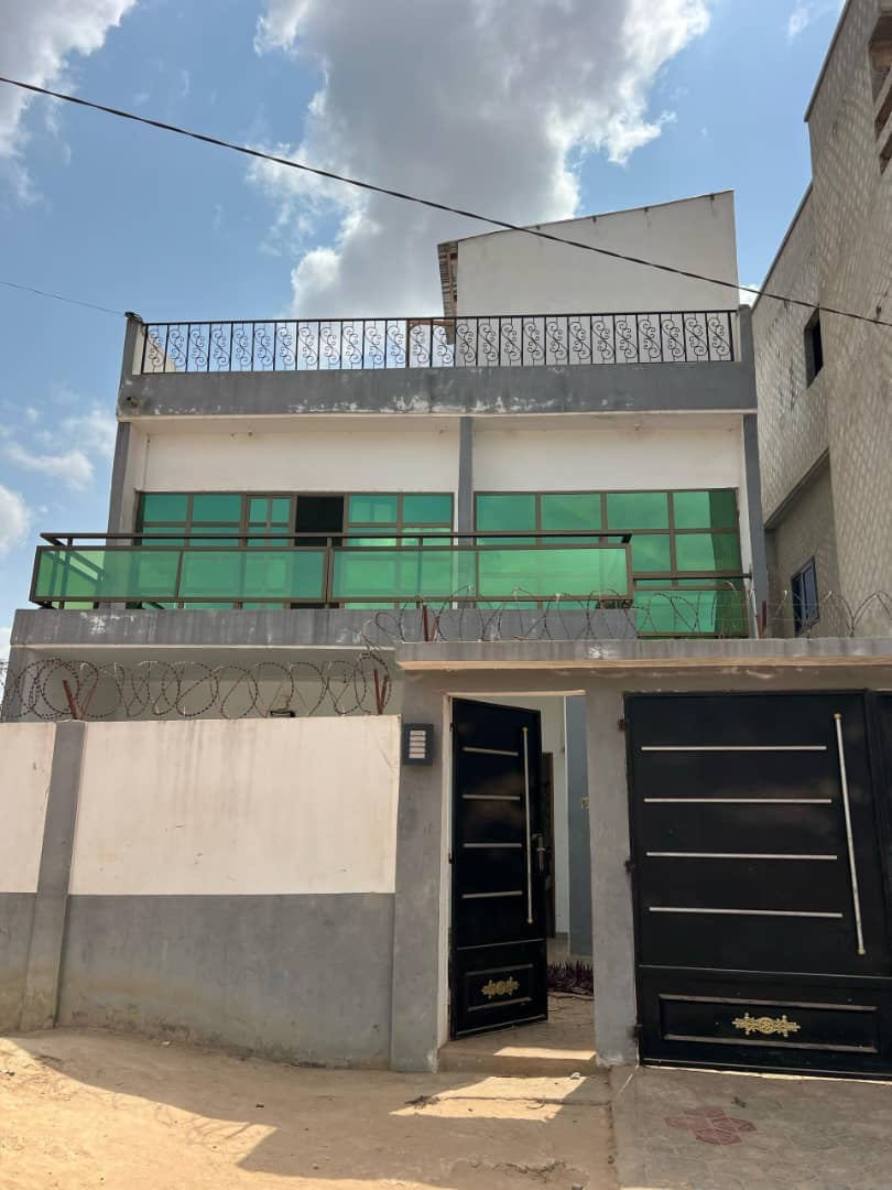 UNE VILLA À VENDRE À ZANGUÉRA KLIKAMÉ – 3 PIÈCES + 2 SALONS