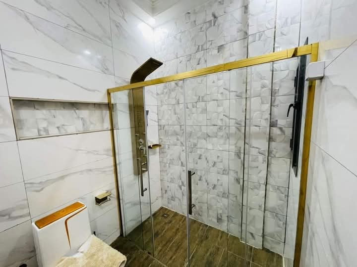À LOUER – VILLA MEUBLÉE 5 PIÈCES (3 CHAMBRES, 2 SALONS) HAUT STANDING À AGOE RÉSERVE