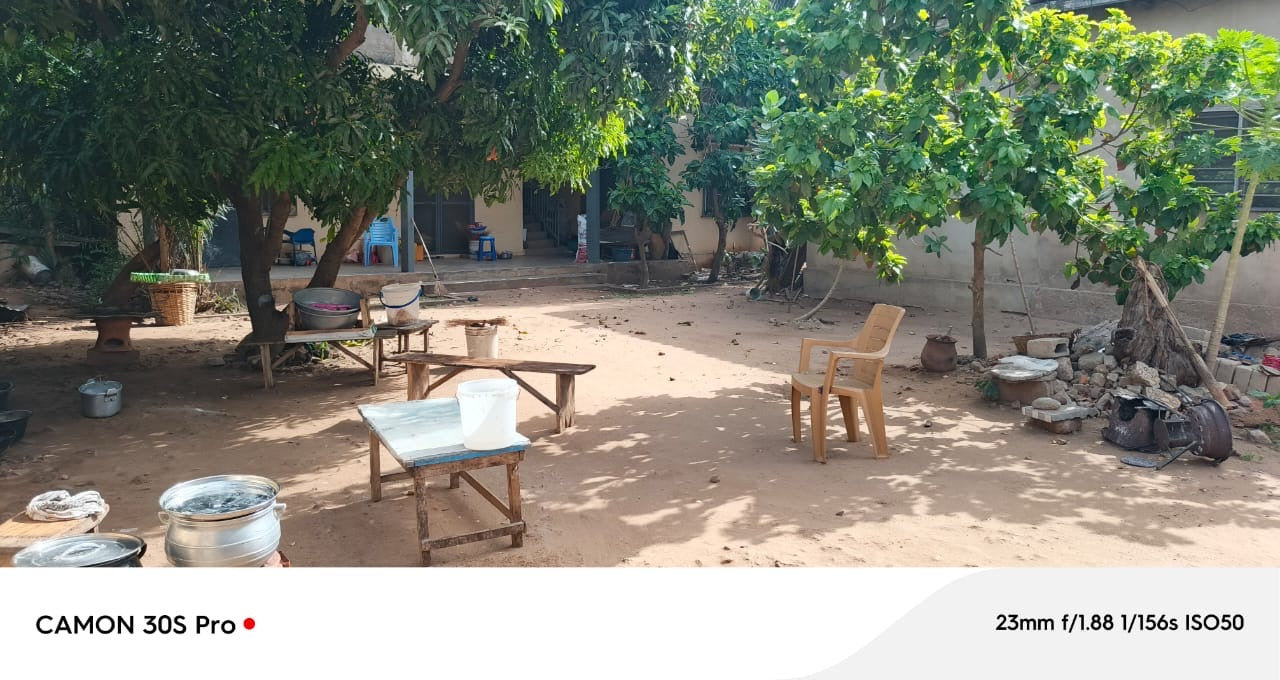 TERRAIN STRATÉGIQUE À VENDRE À ADÉWUI – À 80M DES PAVÉS