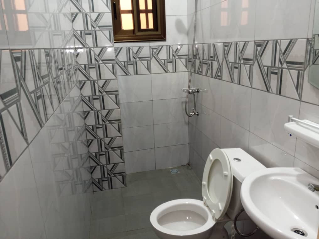 À LOUER – VILLA MEUBLÉE 4 PIÈCES (3 CHAMBRES, 1 SALON) À ADIDOGOMÉ MOKPOKPO