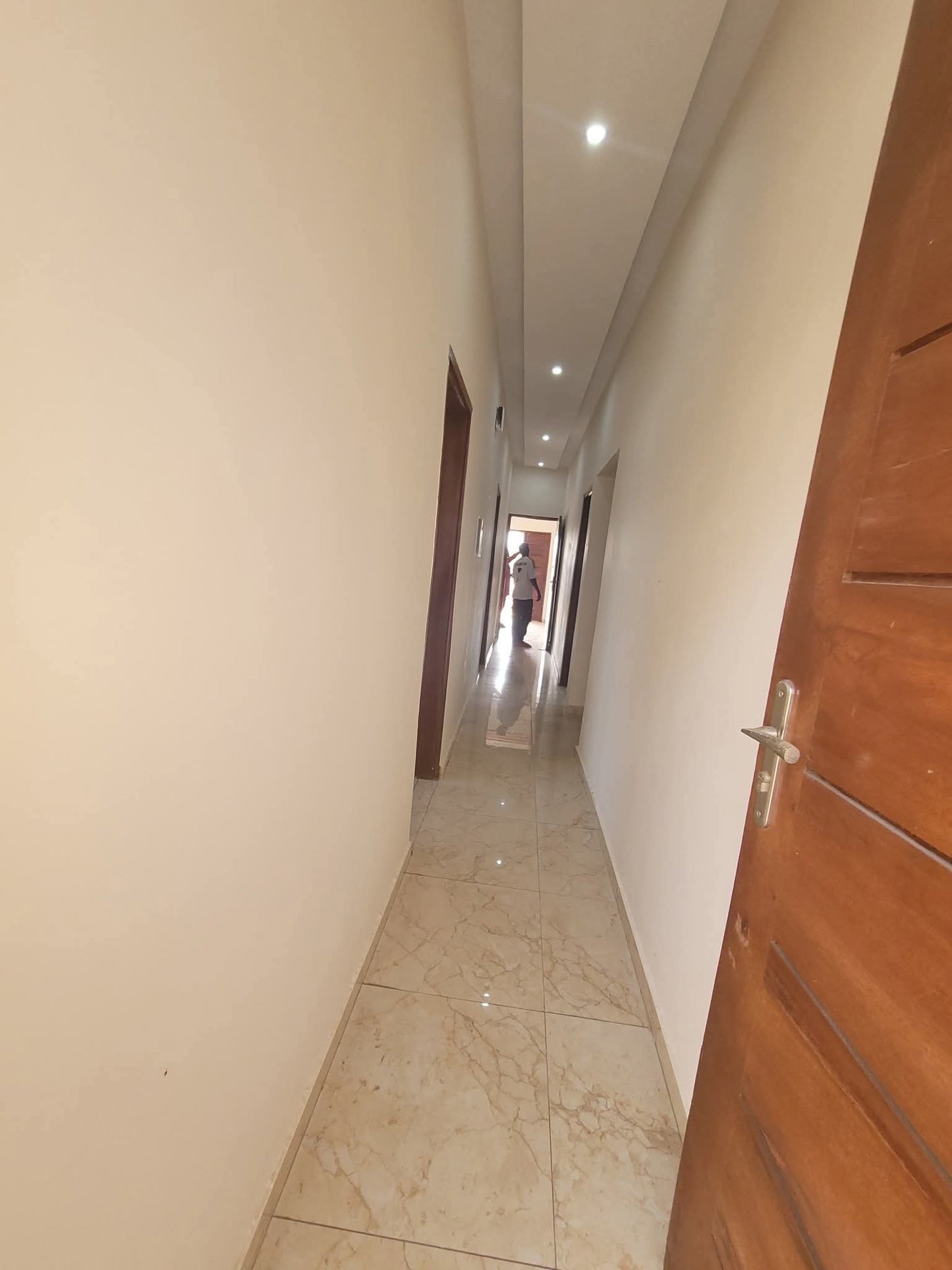VILLA DUPLEX À VENDRE À AGOÈ – 6 CHAMBRES, 2 SALONS – 55 MILLIONS (FRAIS INCLUS)