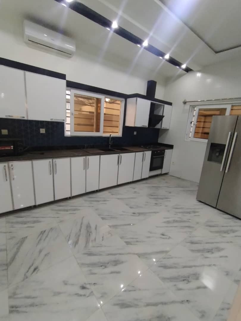 À LOUER – VILLA DUPLEX DE 6 PIÈCES | AGOÈ 2 LIONS | 700.000 F/MOIS