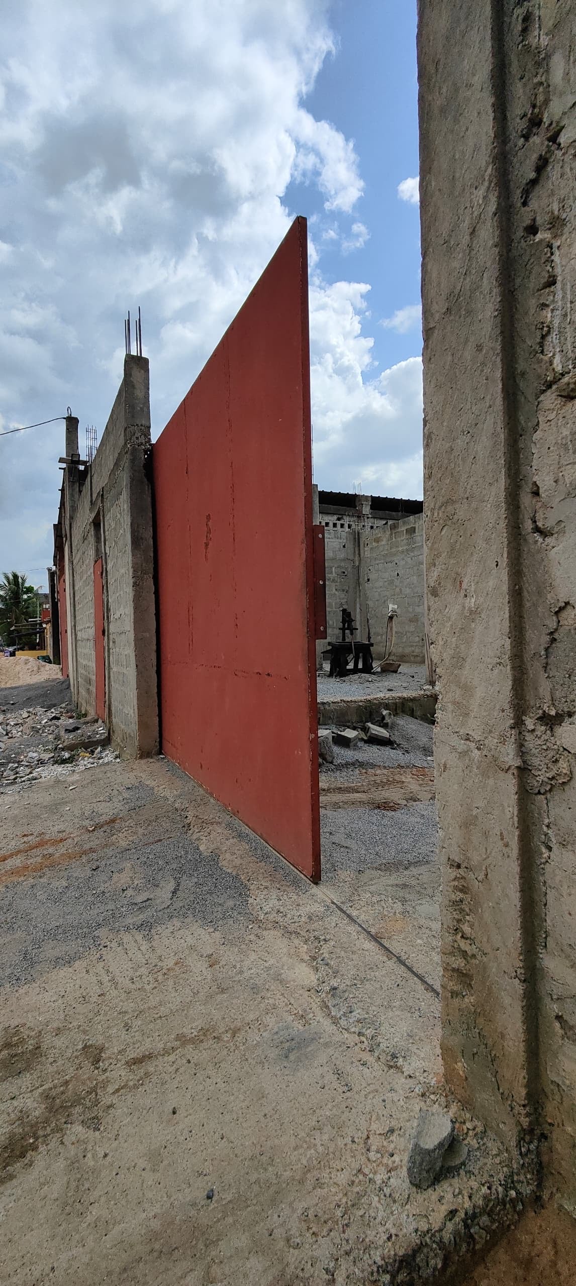 UN IMMEUBLE ET ENTREPÔT À VENDRE À AGOÈ VAKPOSSITO – CAMP GP