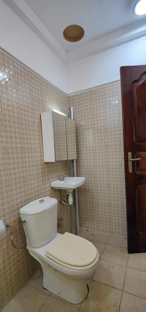 VILLA 8 PIÈCES À LOUER OU À VENDRE À AGOÈ ASSIYEYÉ – 1 LOT