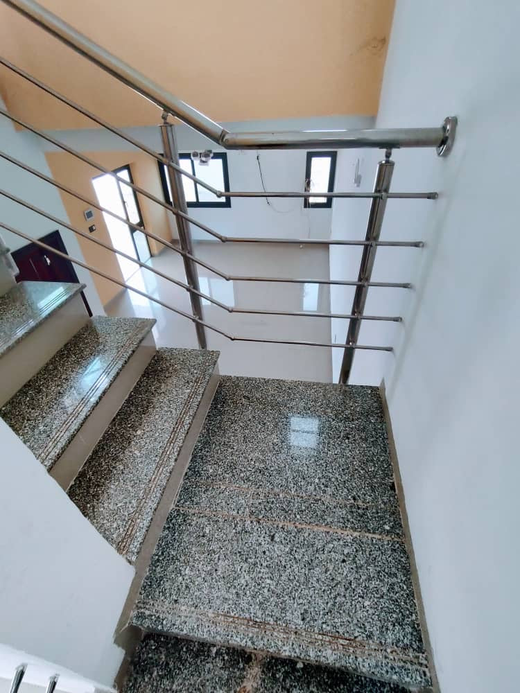 UNE VILLA À VENDRE À ADÉTIKOPÉ WELL CITY