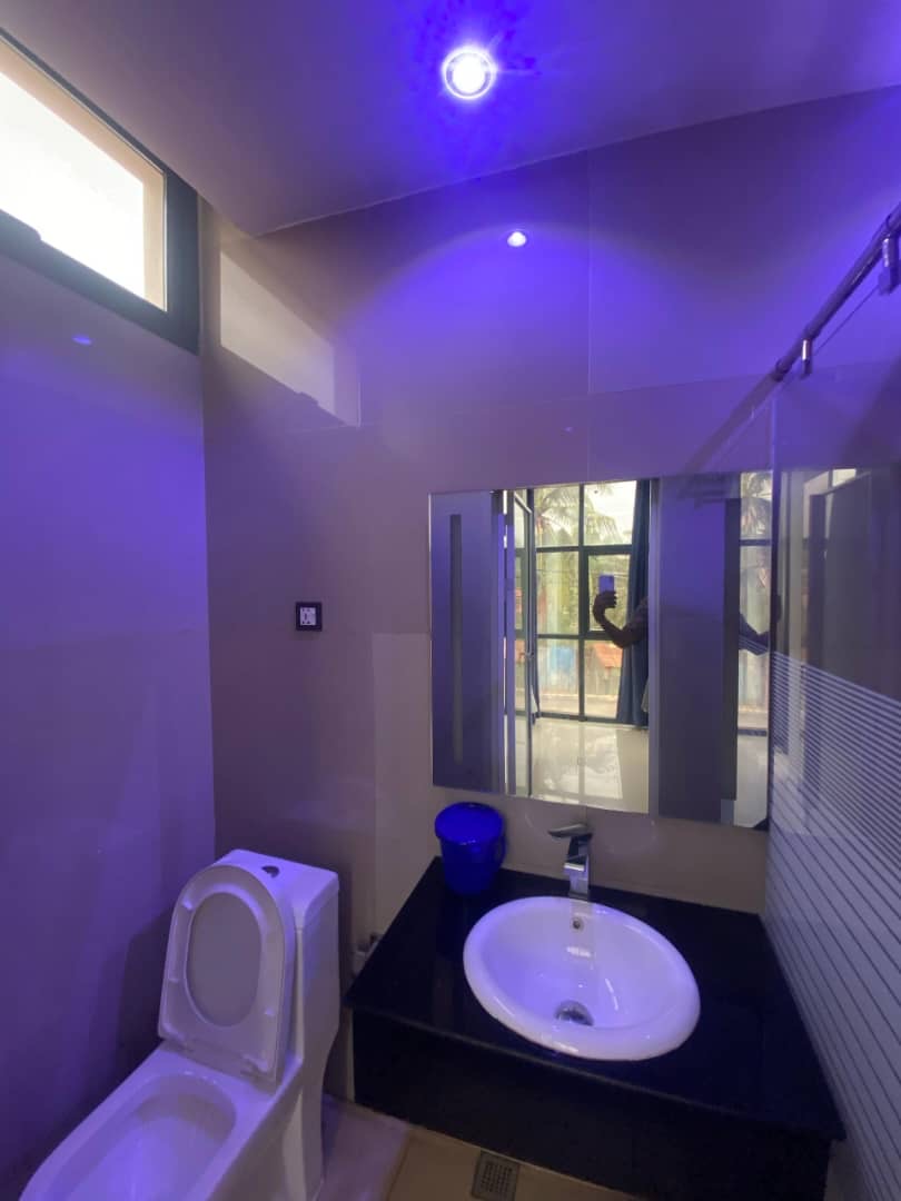À LOUER – VILLA MEUBLÉE DE 5 PIÈCES AVEC PISCINE ET JARDIN À AGOÈ FIL O PARK – 1.000.000F CFA/MOIS