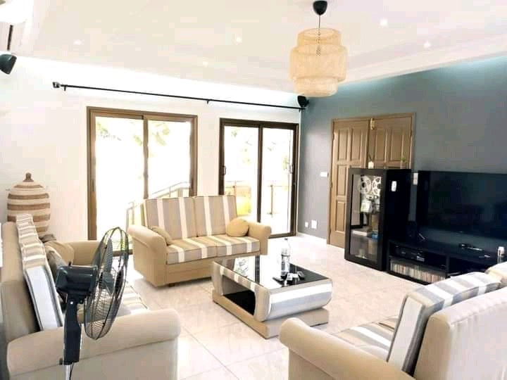 VILLA 6 PIÈCES À VENDRE À AGOÈ SOGBOSSITO – 1KM DU GOUDRON