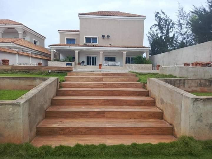 UNE VILLA PISCINE À VENDRE À BAGUIDA - 8 PIÈCES