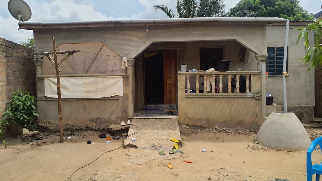 VILLA 2 CHAMBRES SALON À VENDRE À LOMÉ - APESSITO – URGENCE