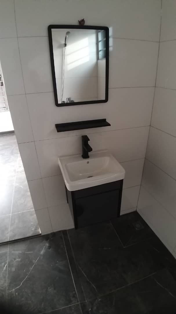 IMMEUBLE À LOUER À AGOÈ CACAVÉLI (6 CHAMBRES, 4 SALONS, 4 CUISINES)