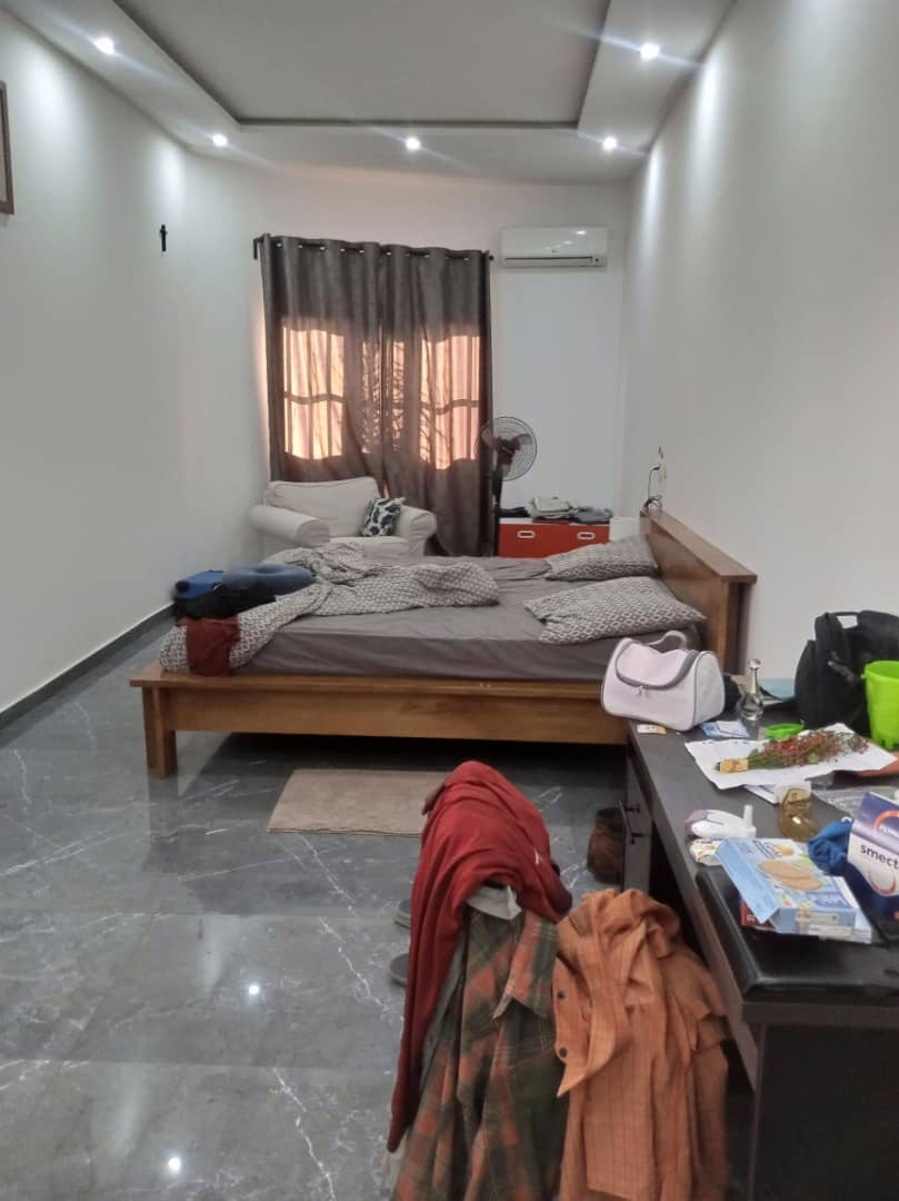 À VENDRE – VILLA DUPLEX MEUBLÉE 9 PIÈCES (7 CHAMBRES, 2 SALONS) À BAGUIDA CITÉ BOAD