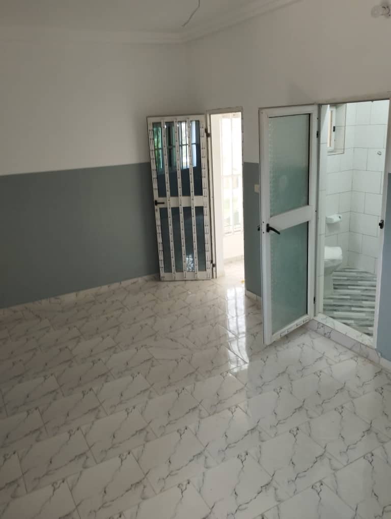 À VENDRE : VILLA DUPLEX DE 5 PIÈCES SUR 300 m² À AGBATA (CÔTÉ NON PLAGE)