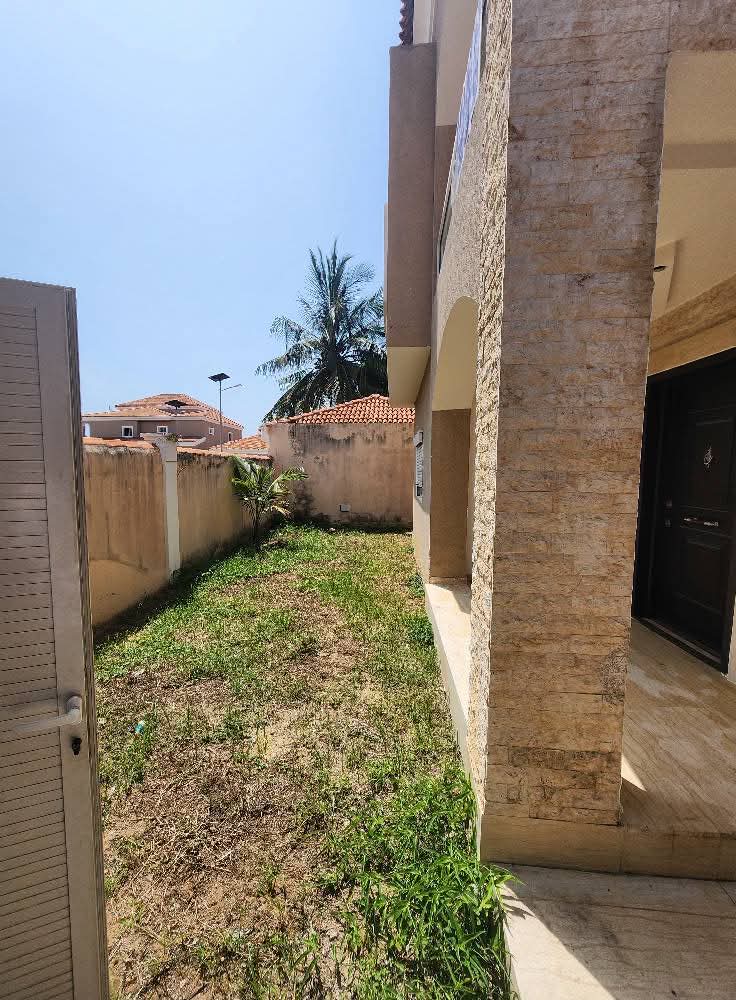 VILLA DUPLEX À VENDRE À BAGUIDA – 8 CHAMBRES, 4 SALONS, 4 CUISINES, PISCINE, GARAGE