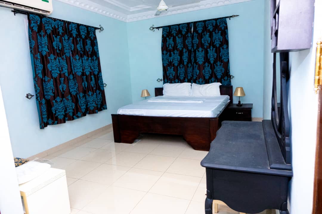 À LOUER – VILLA MEUBLÉE 4 PIÈCES (3 CHAMBRES, 1 SALON) AVEC DÉPENDANCE À HEDZRANAWOÉ