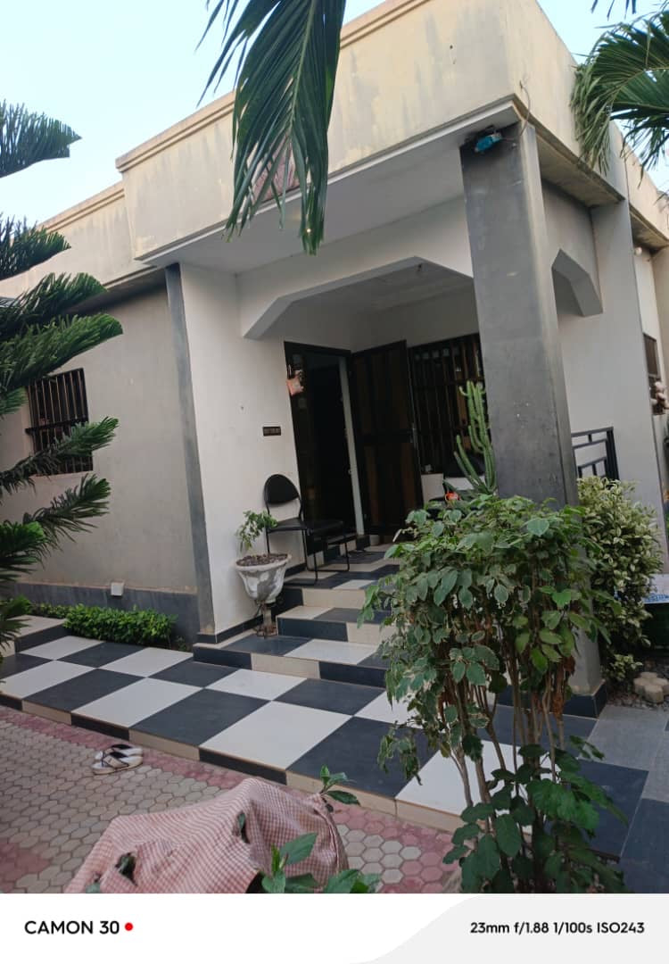 VILLA 2 PIÈCES À VENDRE À ADIDOGOMÉ LOGOTÉ – 1/2 LOT | TITRE FONCIER